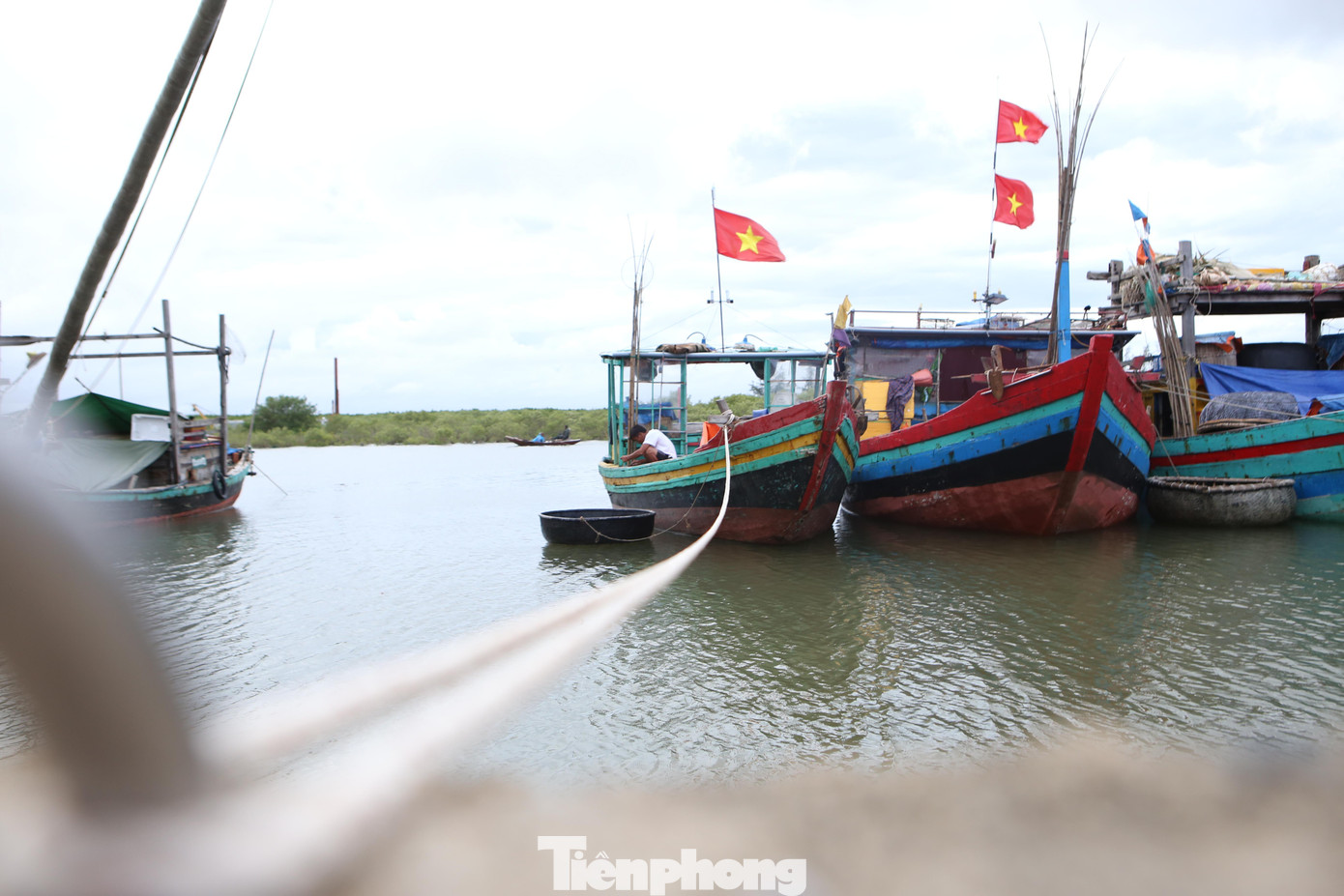 Theo thống kê toàn tỉnh, hiện nay có hơn 3.692 phương tiện/14.939 lao động hoạt động trên biển đã vào nơi tránh trú an toàn.