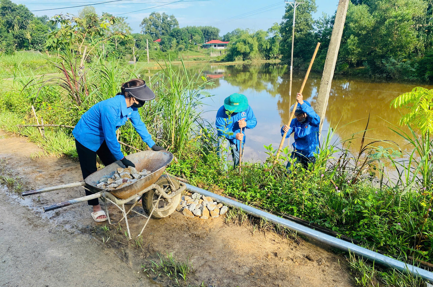 Từ khi có hệ thống điện đường, tạo diện mạo mới cho vùng quê thêm tươi đẹp, người dân phấn khởi, an tâm di chuyển về đêm. Qua đó phát huy mạnh mẽ sức trẻ, khơi dậy tinh thần trách nhiệm và khẳng định vai trò xung kích, tình nguyện vì cuộc sống cộng đồng. Từ khi có hệ thống điện đường, tạo diện mạo mới cho vùng quê thêm tươi đẹp, người dân phấn khởi, an tâm di chuyển về đêm. Qua đó phát huy mạnh mẽ sức trẻ, khơi dậy tinh thần trách nhiệm và khẳng định vai trò xung kích, tình nguyện vì cuộc sống cộng đồng.