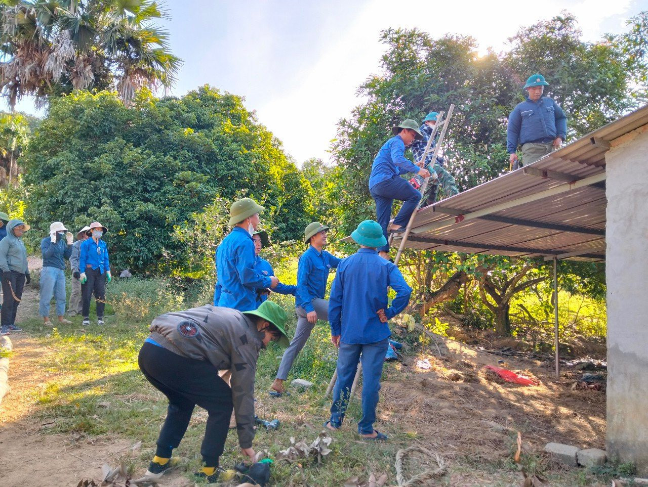 Toàn tỉnh Hà Tĩnh đã thành lập 99 tổ tình nguyện xung kích tại chỗ và đang triển khai hiệu quả các phần việc hỗ trợ.