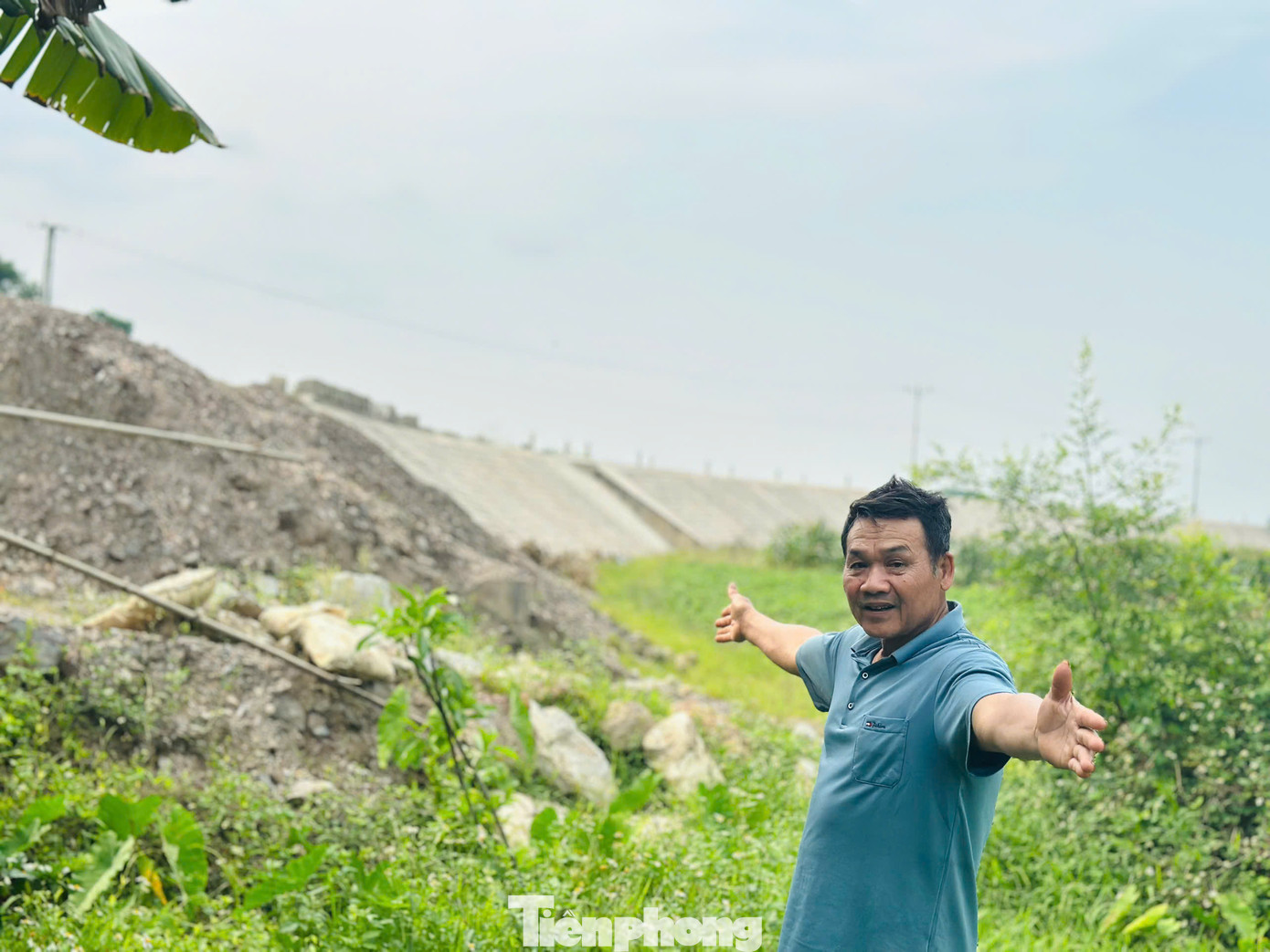 "Hiện tại khu vực thôn còn nhiều hộ dân chưa đồng tình với phương án đền bù giải phóng mặt bằng vì giá thấp. Trong khi đó phạm vi ảnh hưởng dự án lớn, như gia đình tôi có 600m2 thuộc diện giải phóng mặt bằng, nhưng giờ giá áp thấp quá, chúng tôi thấy chưa hợp lý nên chưa thống nhất", ông Mai Hải Tấn (63 tuổi, trú thôn Trung Thượng, xã Lộc Yên) cho biết. "Hiện tại khu vực thôn còn nhiều hộ dân chưa đồng tình với phương án đền bù giải phóng mặt bằng vì giá thấp. Trong khi đó phạm vi ảnh hưởng dự án lớn, như gia đình tôi có 600m2 thuộc diện giải phóng mặt bằng, nhưng giờ giá áp thấp quá, chúng tôi thấy chưa hợp lý nên chưa thống nhất", ông Mai Hải Tấn (63 tuổi, trú thôn Trung Thượng, xã Lộc Yên) cho biết.