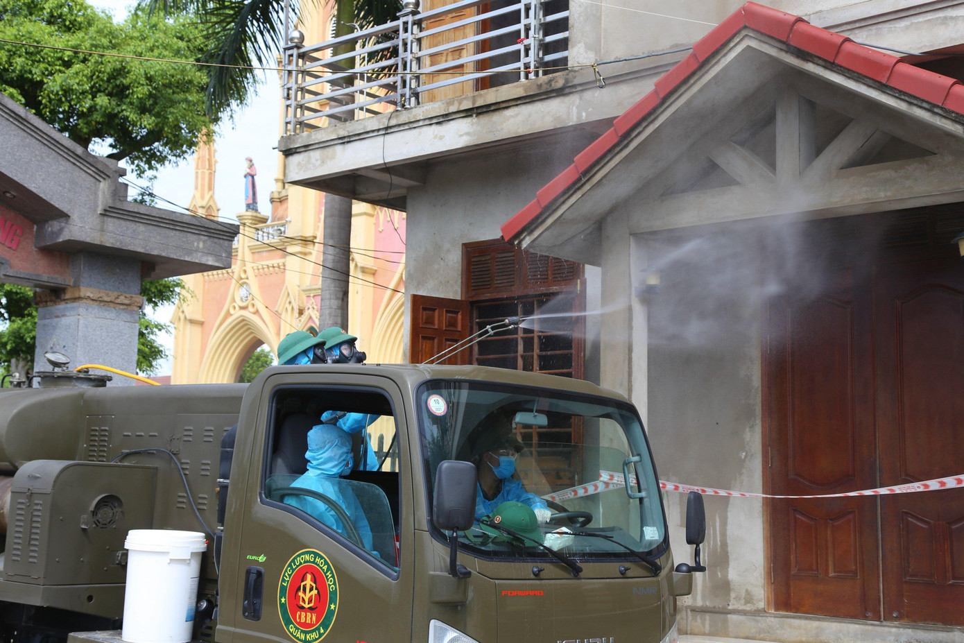 Lực lượng hóa học cùng 4 xe chuyên dụng tiến hành phun hóa chất khử khuẩn nhiều vùng phong tỏa.