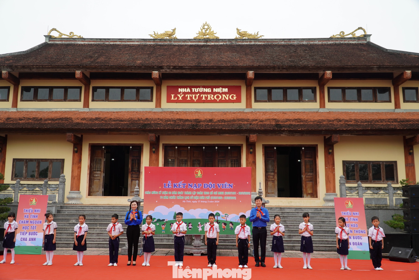 Buổi lễ kết nạp 70 thiếu niên tiêu biểu thuộc Liên đội Trường Tiểu học Lý Tự Trọng vào tổ chức Đội Thiếu niên Tiền phong Hồ Chí Minh.