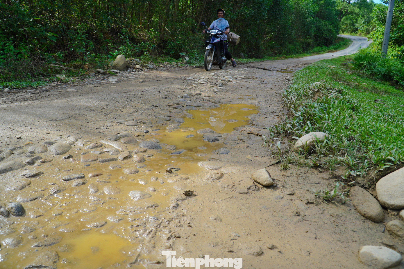 Tuyến đường huyện lộ 6 dài hơn 20km, được xây dựng từ lâu, qua nhiều năm sử dụng đã xuống cấp. Dọc tuyến xuất hiện hàng chục điểm hư hỏng nặng, “ổ voi”, “ổ gà”, mặt đường nhựa bị vỡ nát…