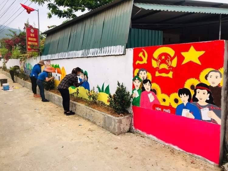 &quot;Thời gian qua lực lượng đoàn thanh niên đẩy mạnh công tác tuyên truyền lưu động về các thôn, ngõ giúp người dân phần nào hiểu được trách nhiệm, nghĩa vụ đi bầu cử. Ngoài ra một số thanh niên cũng vẽ tranh cổ động tuyên truyền bầu cử&quot; anh Mai Phi Vũ - Bí thư Đoàn xã Sơn Kim 1, huyện Hương Sơn chia sẻ.
