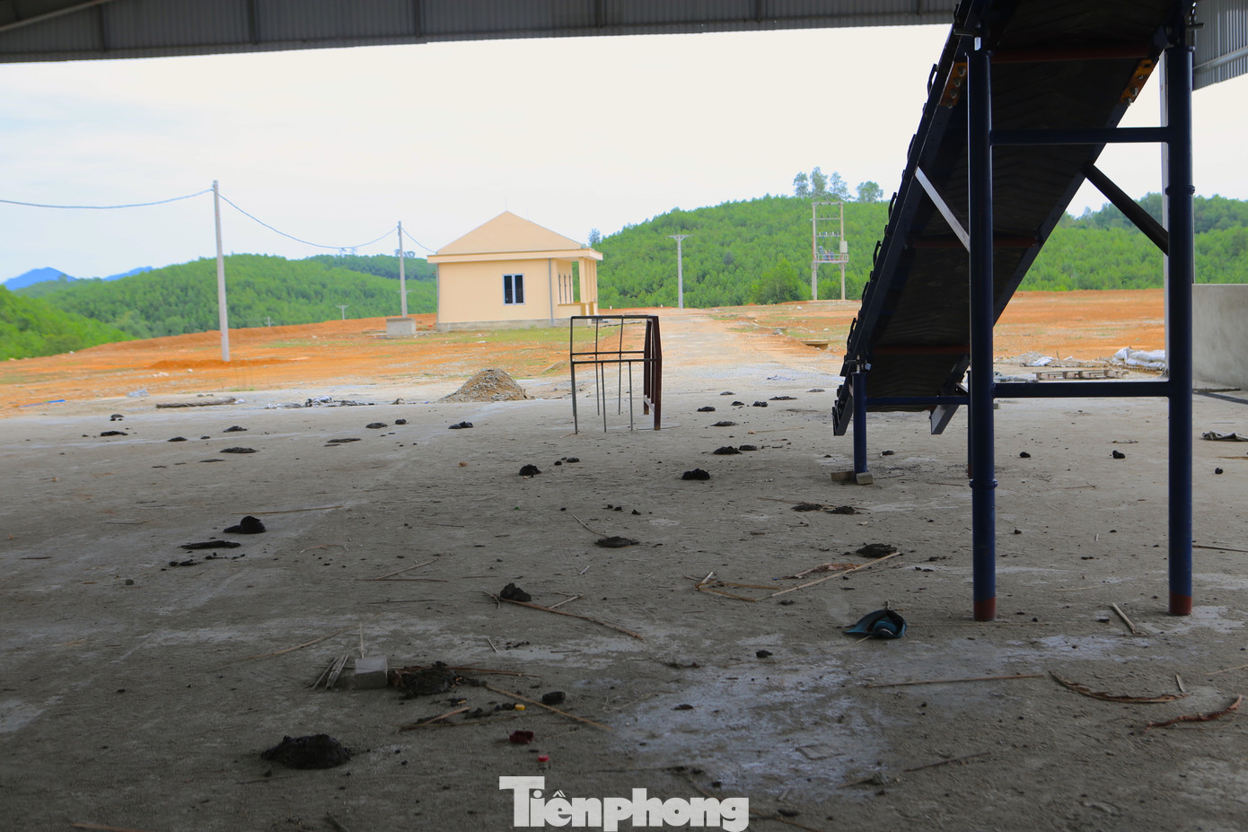 Do chưa vận hành, không có người trông coi nên khu vực nhà tiếp nhận và xử lý rác trở thành nơi phóng uế của gia súc. Do chưa vận hành, không có người trông coi nên khu vực nhà tiếp nhận và xử lý rác trở thành nơi phóng uế của gia súc.