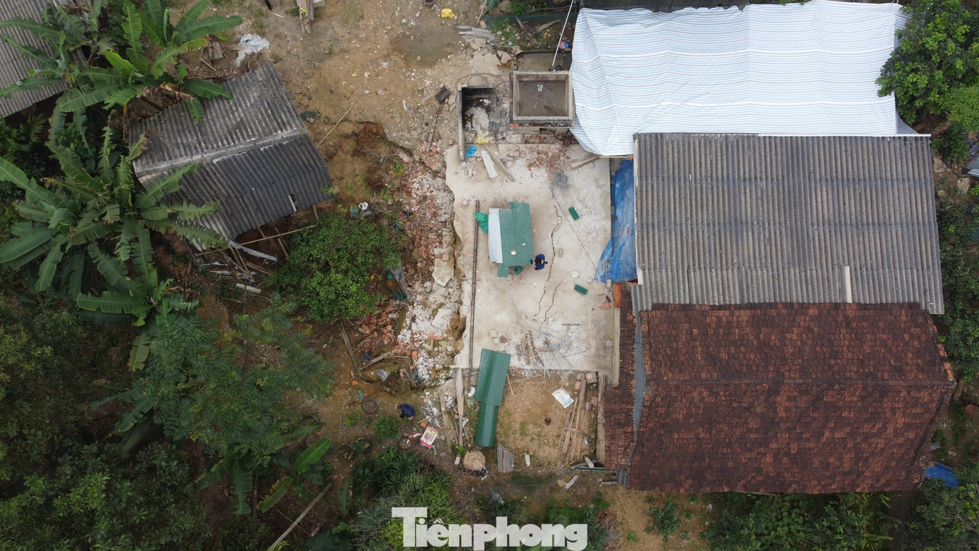 "Hố tử thần" này xuất hiện từ đêm 23/11/2023 với chiều sâu khoảng 3m, rộng 15m2, phạm vi ảnh hưởng lên đến 50m2 tại thôn 5, xã Hòa Hải, huyện Hương Khê.