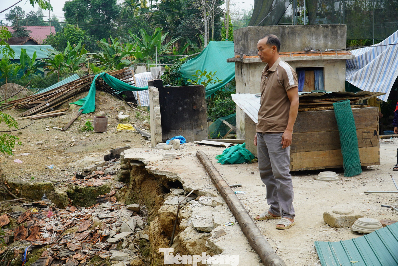 Ngôi nhà, nhiều cây cối và chuồng nuôi gia súc của gia đình ông Nguyễn Duy Hùng (41 tuổi, trú thôn 5, xã Hòa Hải) bị sạt lở, hư hỏng nặng nề. Đặc biệt một số kết cấu của ngôi nhà bị nứt, không thể đảm bảo an toàn khi sinh sống bên trong.