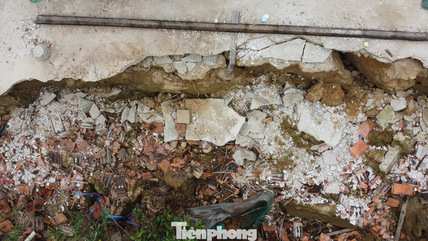 Theo ông Huy, tình trạng này vẫn đang ngày càng trở nên nghiêm trọng hơn, sau mỗi đợt mưa vết nứt mở rộng hơn.