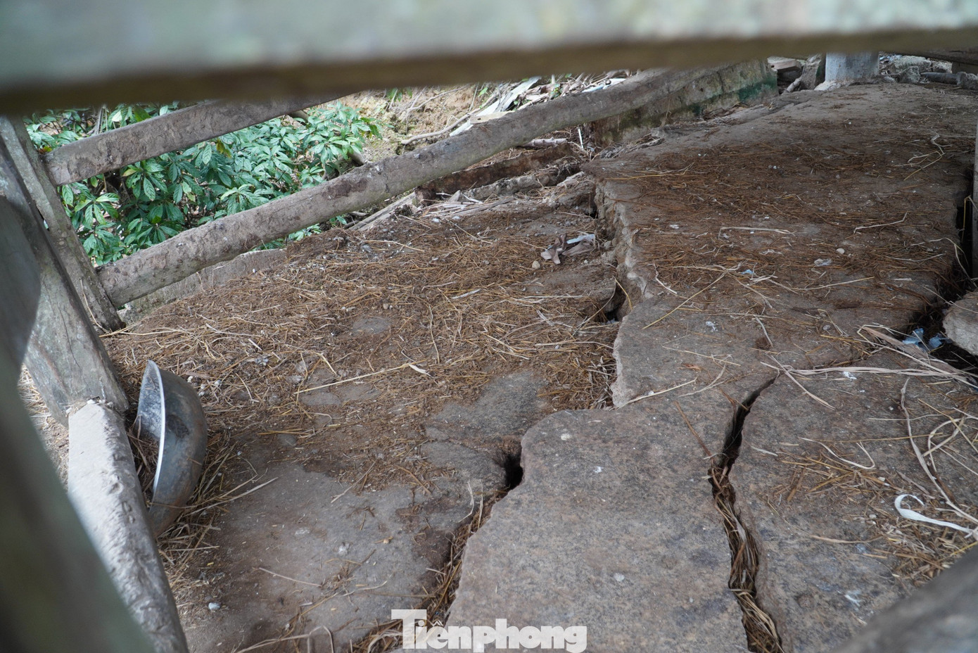 Theo ông Huy, tình trạng này vẫn đang ngày càng trở nên nghiêm trọng hơn, sau mỗi đợt mưa vết nứt mở rộng hơn.