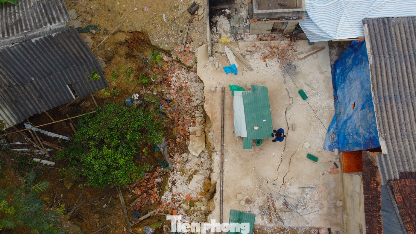 Hố sạt lở xuất hiện kéo cả vườn tược, cây cối, chuồng trâu bò đổ sập, nghiêng ngả.