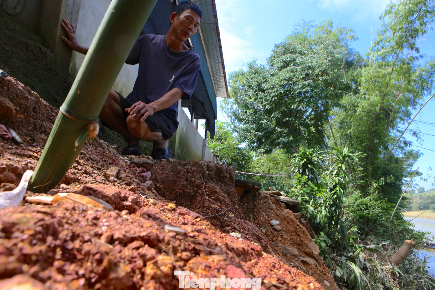 Ông Lâm kể lại, đêm 29/10, mưa như trút nước, nước sông Ngàn Trươi bắt đầu dâng cao. Khoảng 2h sáng 30/10, bất ngờ cây cối và đường phía trước nhà bị đổ sập xuống sông tạo nên tiếng động lớn.