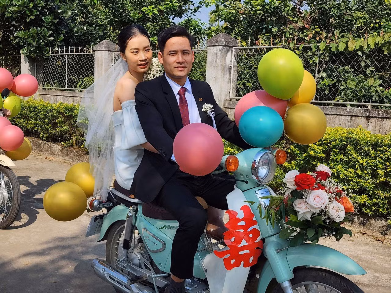Nhiều người bày tỏ sự thích thú, hiếu kỳ khi xem những hình ảnh này như được quay ngược thời gian, trở về với những đám cưới thời xưa. Nhiều người bày tỏ sự thích thú, hiếu kỳ khi xem những hình ảnh này như được quay ngược thời gian, trở về với những đám cưới thời xưa.