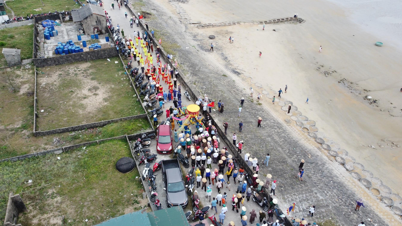 Tại phần hội hò chèo cạn Nhượng Bạn có cả ngàn người đến theo dõi.