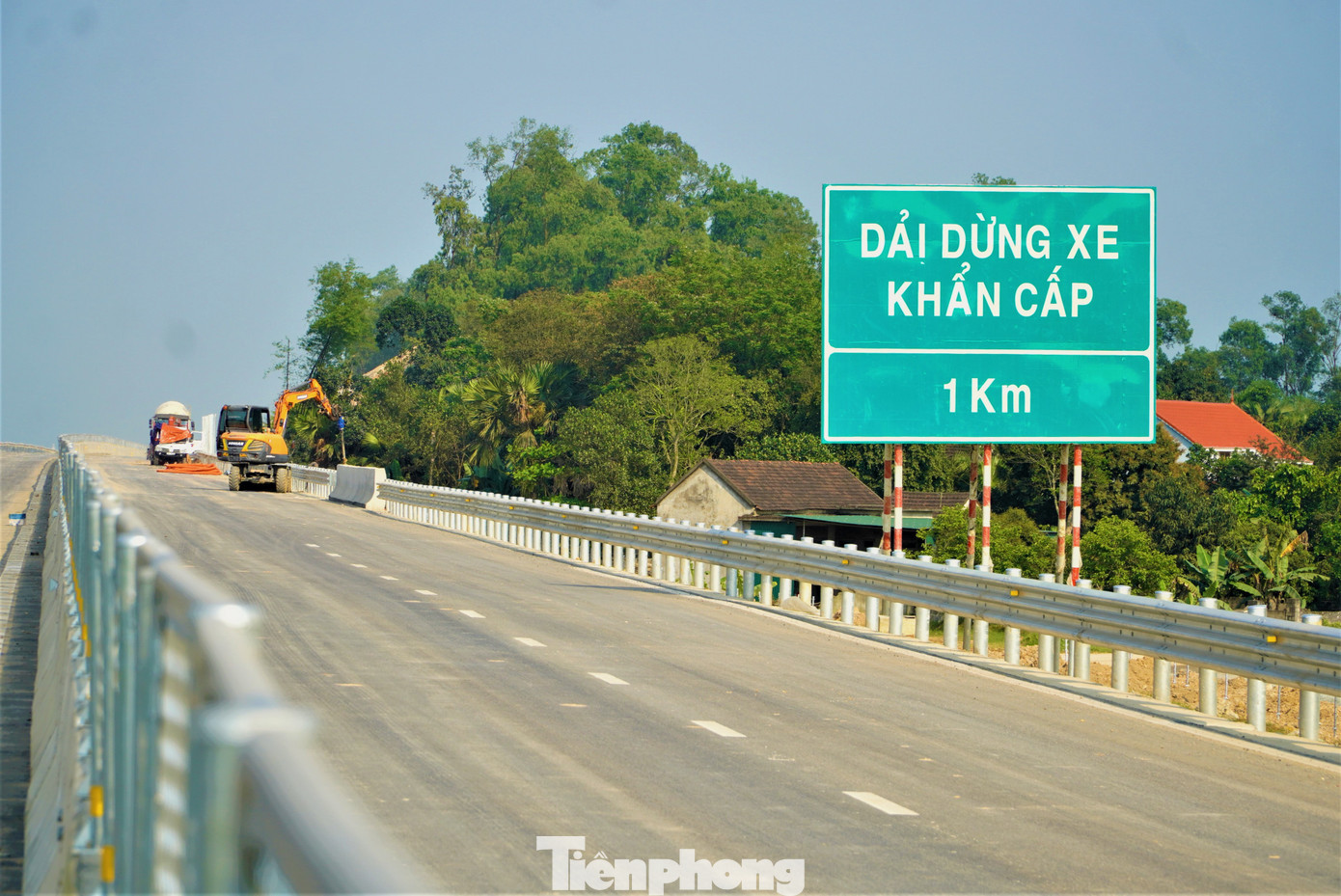 Tại dọc tuyến dự án, các hệ thống biển chỉ dẫn và các thiết bị trên cao tốc đã được lắp đặt hoàn chỉnh.