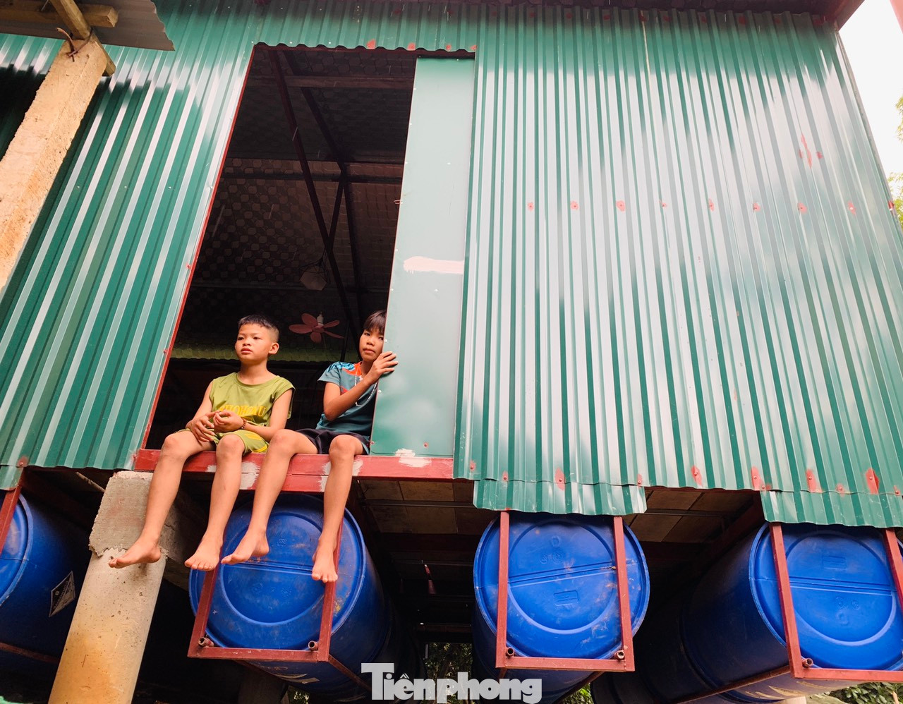 Người dân Hương Khê xây dựng nhà phao nổi chống lũ.