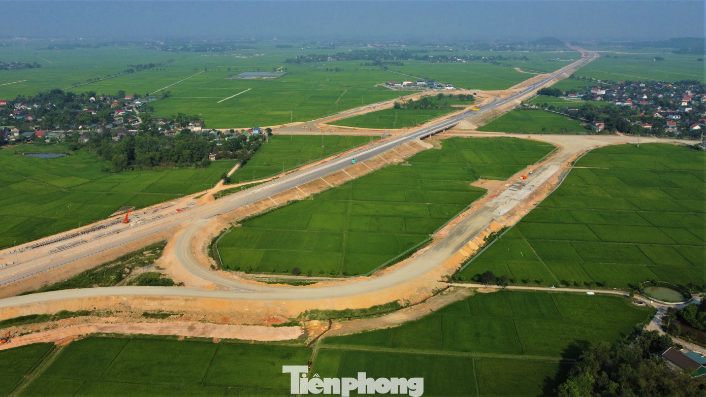 Dự án có chiều dài hơn 35km và tổng mức đầu tư hơn 7.600 tỷ đồng. Sau hơn hai năm thi công, với tinh thần "vượt nắng thắng mưa", cao tốc Bãi Vọt - Hàm Nghi đang bước vào giai đoạn hoàn thiện cuối cùng.