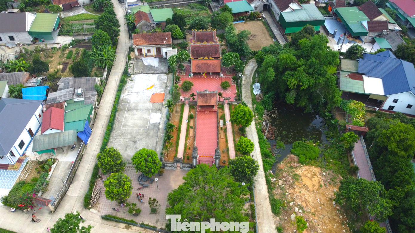 Ngôi đền được xây dựng theo hướng Tây Nam, bố cục kiến trúc gồm có tam quan, hạ điện, trung điện và thượng điện.