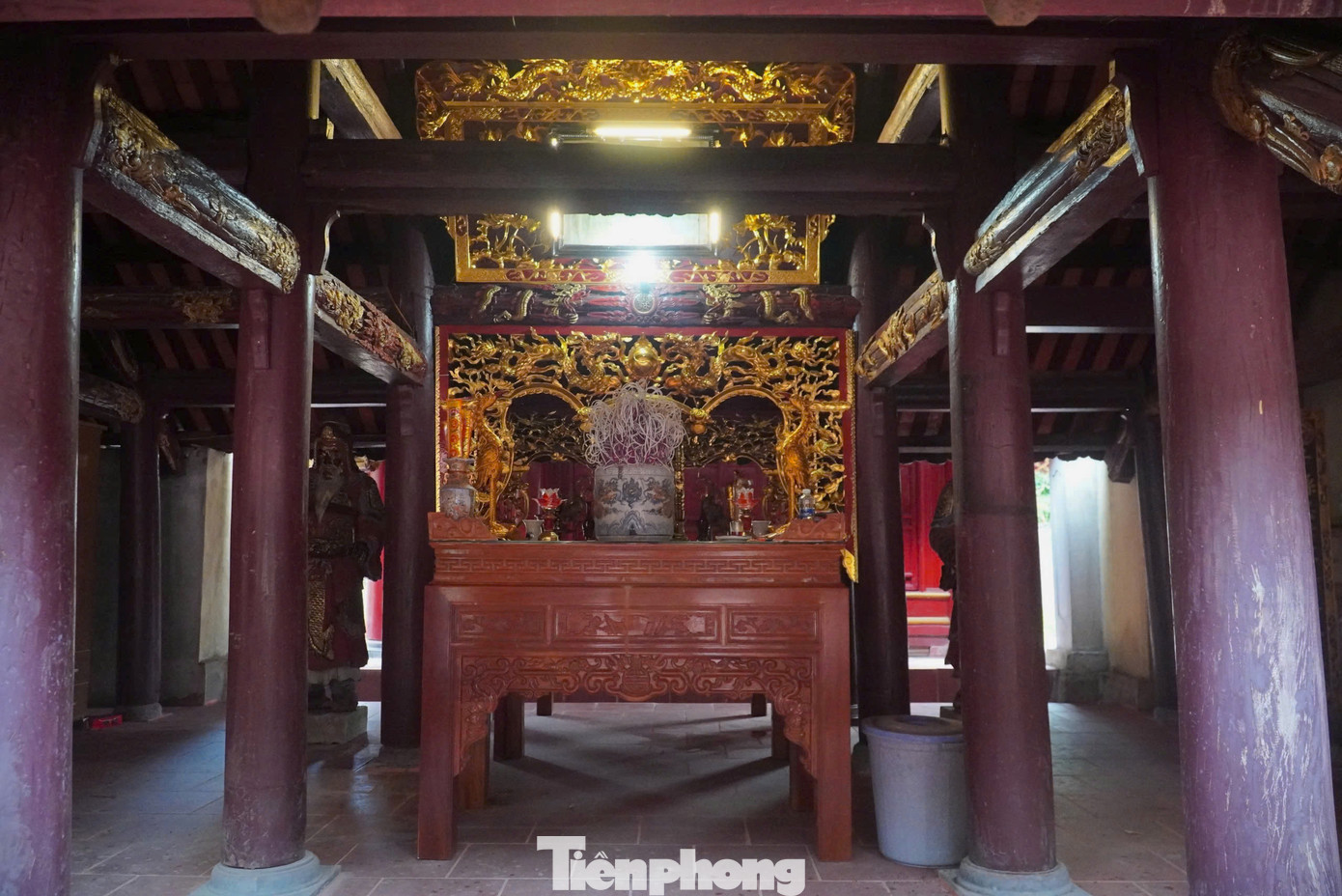 Đền thờ Hương cống Bùi Thúc Ngật, người được phong là Thành hoàng làng. Ông có công tổ chức khai phá, chiêu dân, lập nên xóm làng của tổng Du Đồng, phủ Đức Thọ khi xưa.