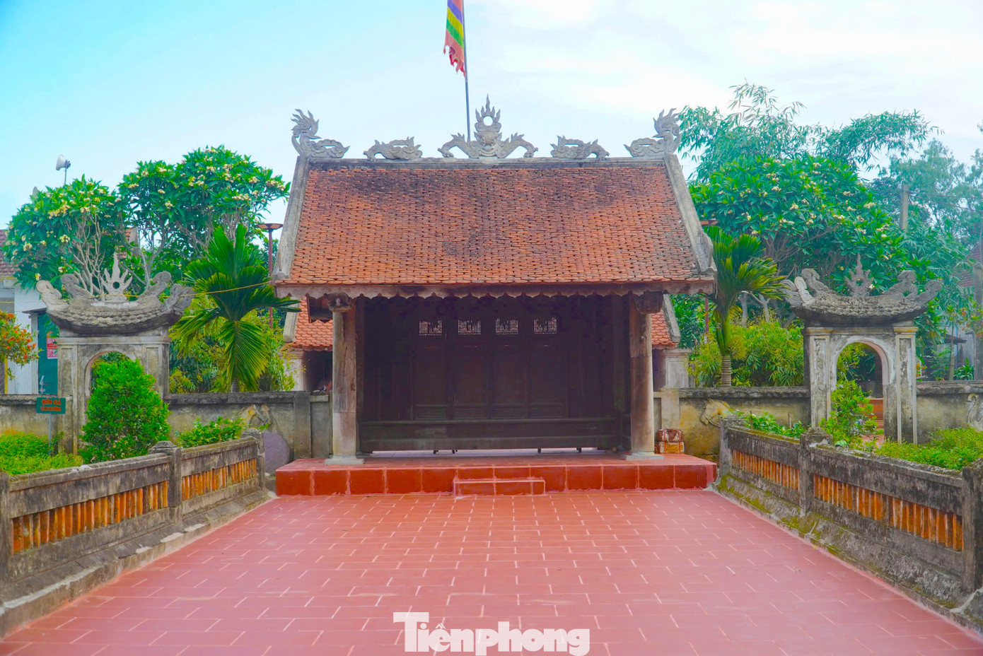 Từ ngoài vào qua cổng tam quan. Công trình này là bình phong ngăn cách cổng, sân đền với khu vực thờ tự, gồm một gian hai vì, làm bằng gỗ lim và mít, trên nóc có hình lưỡng long chầu nguyệt.