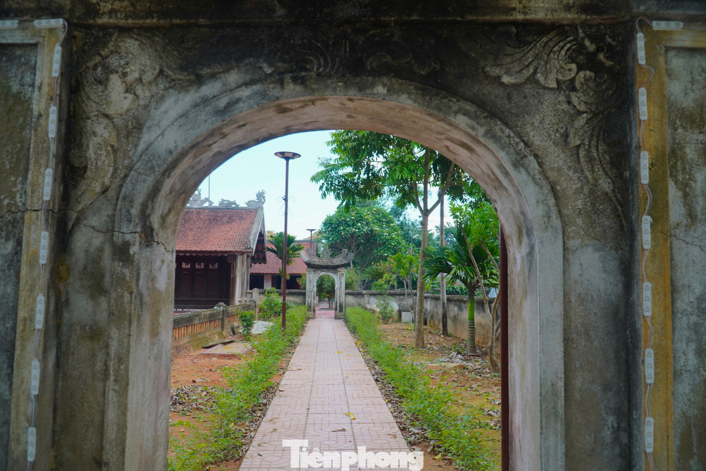 Từ ngoài vào qua cổng tam quan. Công trình này là bình phong ngăn cách cổng, sân đền với khu vực thờ tự, gồm một gian hai vì, làm bằng gỗ lim và mít, trên nóc có hình lưỡng long chầu nguyệt.