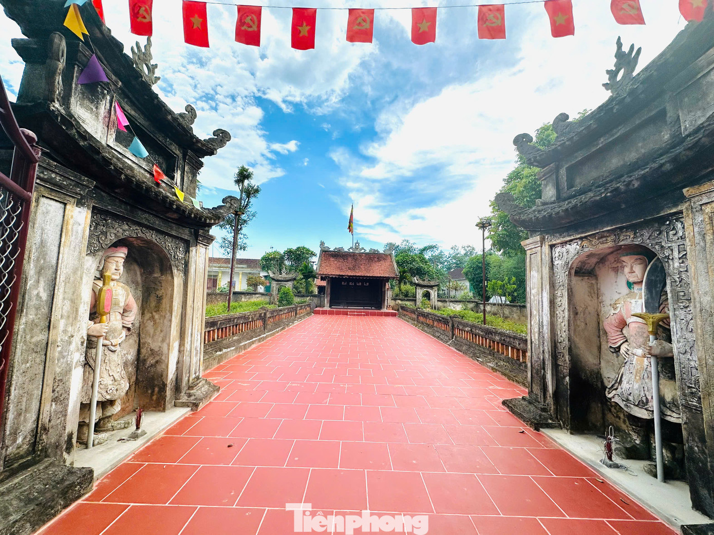 Đền Cả Tổng Du Đồng (hay còn gọi là đền Hàng Tổng) thuộc thôn Vĩnh Thành, xã Đức Đồng, huyện Đức Thọ, Hà Tĩnh, được xây dựng vào thời nhà Lê, khoảng đầu thế kỷ XVI.