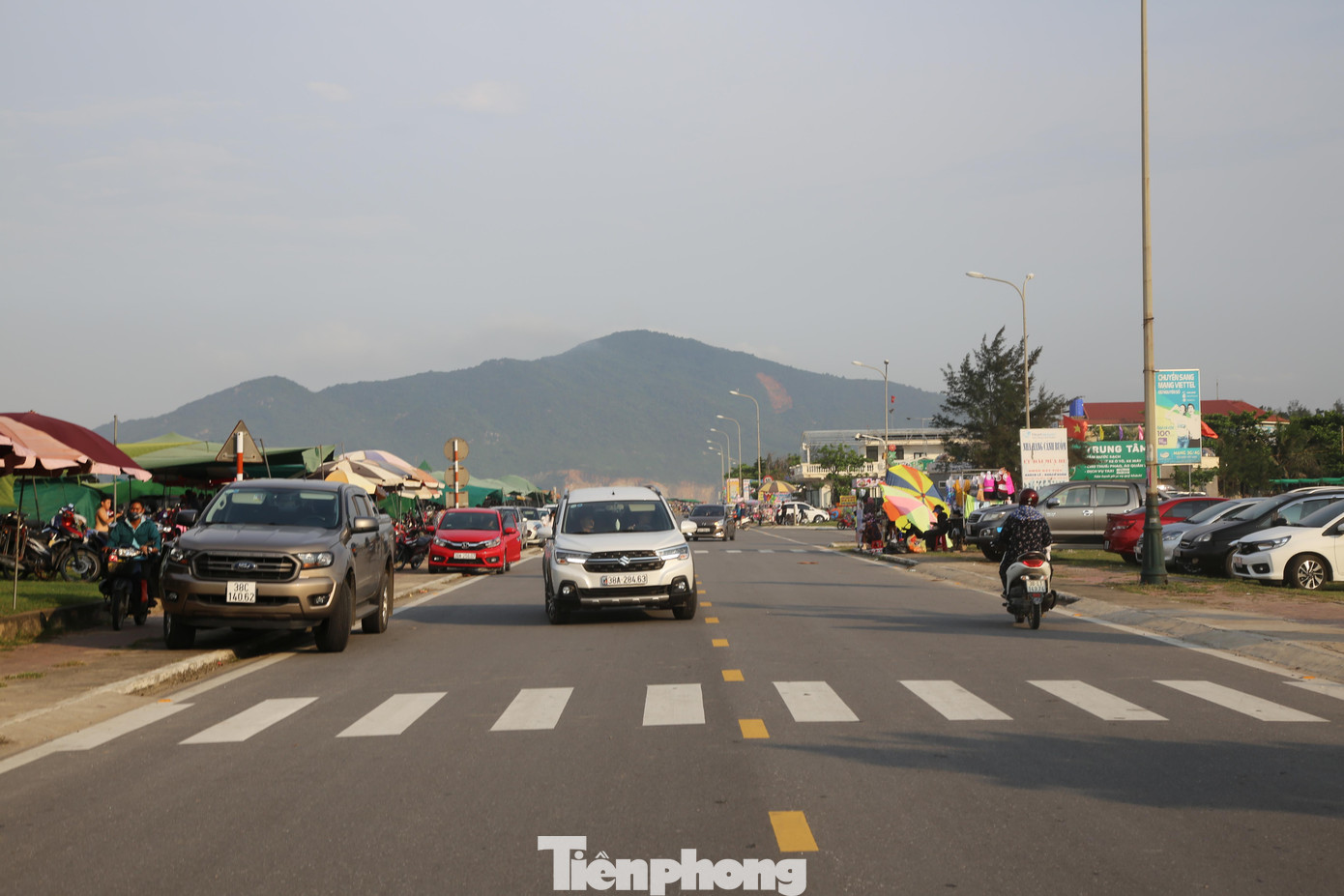 Trên tuyến đường dẫn vào bãi biển xe đông kín, các nhà hàng, khách sạn vui mừng vì số lượng khách năm nay tăng cao so với năm 2020. Thời tiết Hà Tĩnh hôm nay nắng đẹp, cũng vào dịp nghỉ lễ nên các gia đình, bạn bè tụ họp đổ về biển Xuân Hải. Những đứa trẻ vui mừng khi được bố mẹ đưa đi tắm biển trong ngày nghỉ lễ. "Xuống đây được thoải mái vui chơi nên thích lắm", em Nguyễn Tuấn (8 tuổi, trú tại TP Hà Tĩnh) chia sẻ. Ông Nguyễn Đình Nguyên (trú tại phường Thạch Qúy, TP Hà Tĩnh) cho biết: “Hôm nay nghỉ lễ nên tôi cùng 6 người con xuống biển để tắm. Những năm trước dịp lễ hay đi chơi xa nhưng năm nay xuống biển để giải nhiệt trong ngày nắng nóng”. Lượng người đến bãi biển Xuân Hải hôm nay rất đông. Ông Lê Trần Sáng – Phó GĐ Sở Văn hóa Thể thao và Du lịch Hà Tĩnh cho biết, do dịch COVID-19 nên năm nay tỉnh không tổ chức mùa du lịch biển quy mô lớn như những năm trước mà chỉ đạo tất cả các huyện có khu du lịch biển biển sẽ tổ chuỗi hoạt động văn hóa, du lịch, thể thao từ ngày 24/4 đến ngày 10/5. Ông Sáng cho biết, so với năm 2020, lượng khách đến với biển Hà Tĩnh tăng hơn nhiều. Đến thời điểm này mới bắt đầu vào mùa du lịch biển, nhưng theo báo cáo số lượng khách đặt phòng nghỉ dưỡng đạt khoảng 70-80%. “Để thu hút khách đến với biển Hà Tĩnh, năm nay một số bãi biển đã trang trí những điểm check in đẹp làm điểm nhấn. Ngoài ra, chúng tôi cũng yêu cầu các địa phương phát triển du lịch biển phải thực hiện tốt công tác phòng chống dịch COVID-19 theo chỉ đạo của Thủ tướng Chính phủ”, Phó GĐ Sở Văn hoá Thể thao và Du lịch Hà Tĩnh nói. Năm 2020, do dịch COVID-19 diễn biến phức tạp, khách đến với du lịch biển Hà Tĩnh giảm hẳn. Nhưng năm nay, từ đầu mùa hè đến nay lượng khách bắt đầu tăng dần. Nhiều gia đình đưa con đi tắm biển, vui chơi trong ngày nghỉ lễ Du khách thích thú tắm biển. Hình ảnh du khách tắm biển giải nhiệt trong ngày nghỉ lễ.