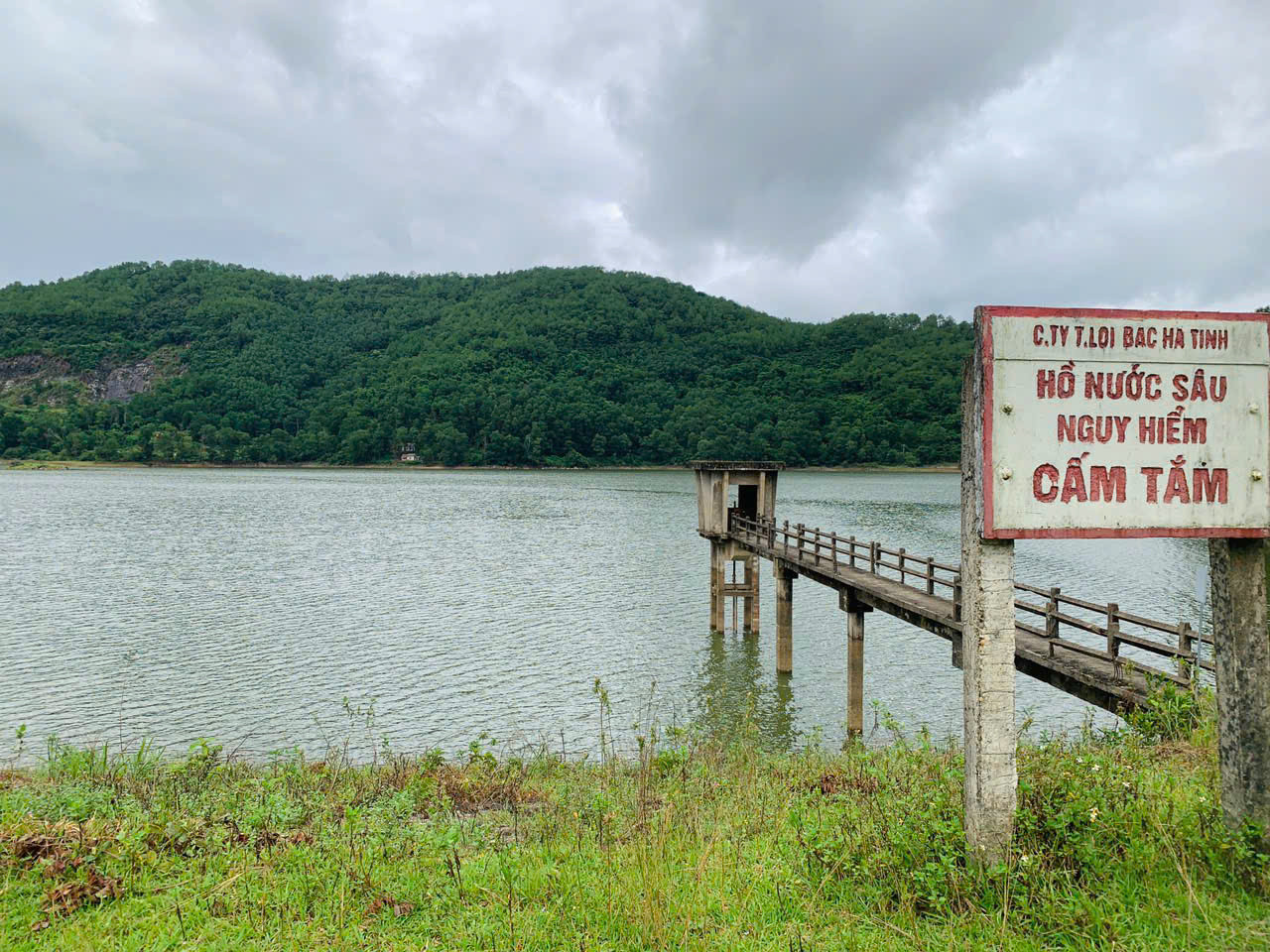 Việc hư hỏng, xuống cấp của nhiều hồ đập tiềm ẩn nguy cơ mất an toàn trong mùa mưa bão. Nếu không sớm có phương án cụ thể, kịp thời sửa chữa, nâng cấp các công trình, hạng mục bị hư hỏng thì mưa bão sẽ đe dọa đến sản xuất, đời sống của người dân. Việc hư hỏng, xuống cấp của nhiều hồ đập tiềm ẩn nguy cơ mất an toàn trong mùa mưa bão. Nếu không sớm có phương án cụ thể, kịp thời sửa chữa, nâng cấp các công trình, hạng mục bị hư hỏng thì mưa bão sẽ đe dọa đến sản xuất, đời sống của người dân.
