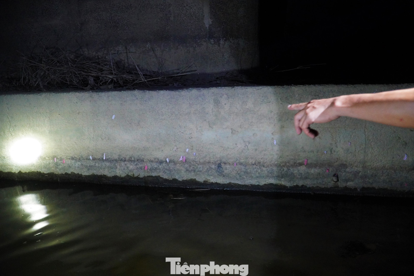 Cũng theo nhiều người dân, dù mới đầu mùa hè nhưng nước sông đã cạn. Trong ảnh phần mố cầu giữa lòng sông đã cạn nước, bãi cát trồi lên. Đây chính là hình ảnh rõ ràng nhất cho thấy tình trạng khô hạn, thiếu nước trong năm nay.