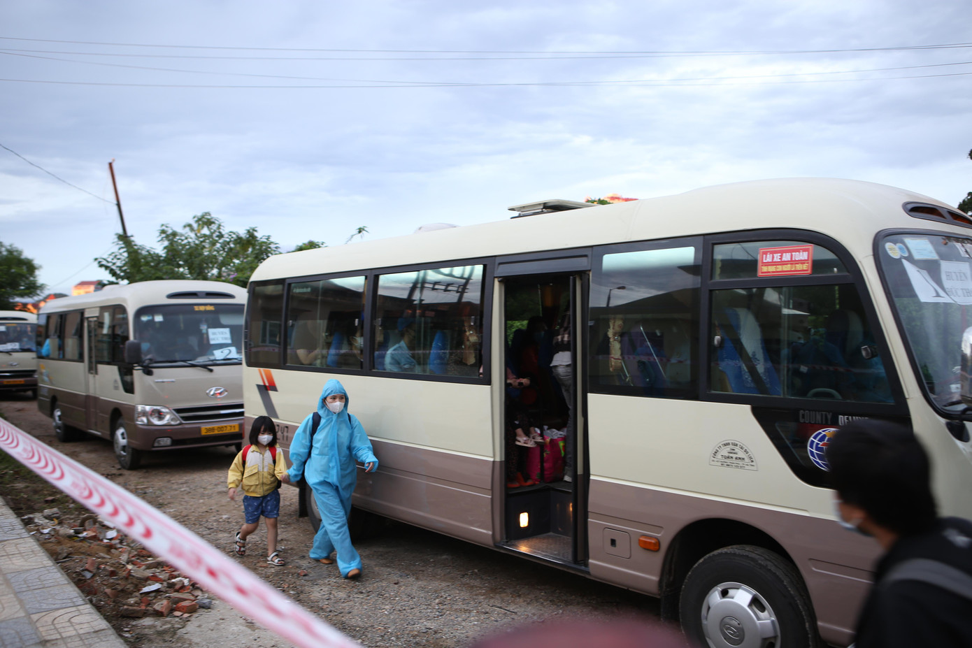 Các địa phương đã thuê xe để đến ga đón công dân về quê để cách ly, thời gian cách ly trong 14 ngày. Trước khi lên xe về điểm cách ly, ngành chức năng tiến hành phun khử khuẩn phòng chống dịch. Các địa phương đã thuê xe để đến ga đón công dân về quê để cách ly, thời gian cách ly trong 14 ngày. Trước khi lên xe về điểm cách ly, ngành chức năng tiến hành phun khử khuẩn phòng chống dịch.