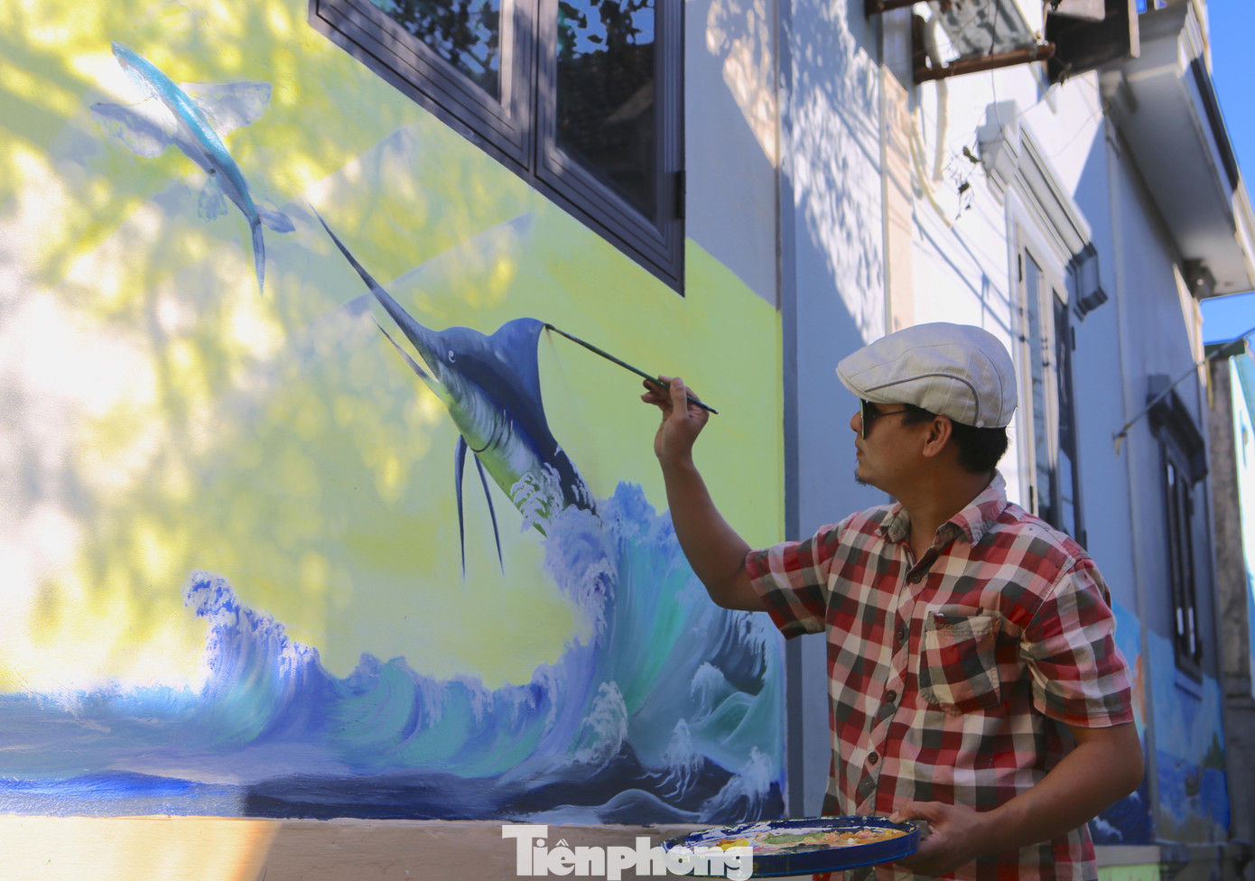 Đây là những tác phẩm của anh Nguyễn Văn Thản (33 tuổi, trú thôn Giang Hà, xã Thạch Kim) thực hiện. Đến nay anh Thản đã vẽ được hơn 10 bức tranh, chủ đề thiên về cuộc sống của người dân làng chài ven biển.