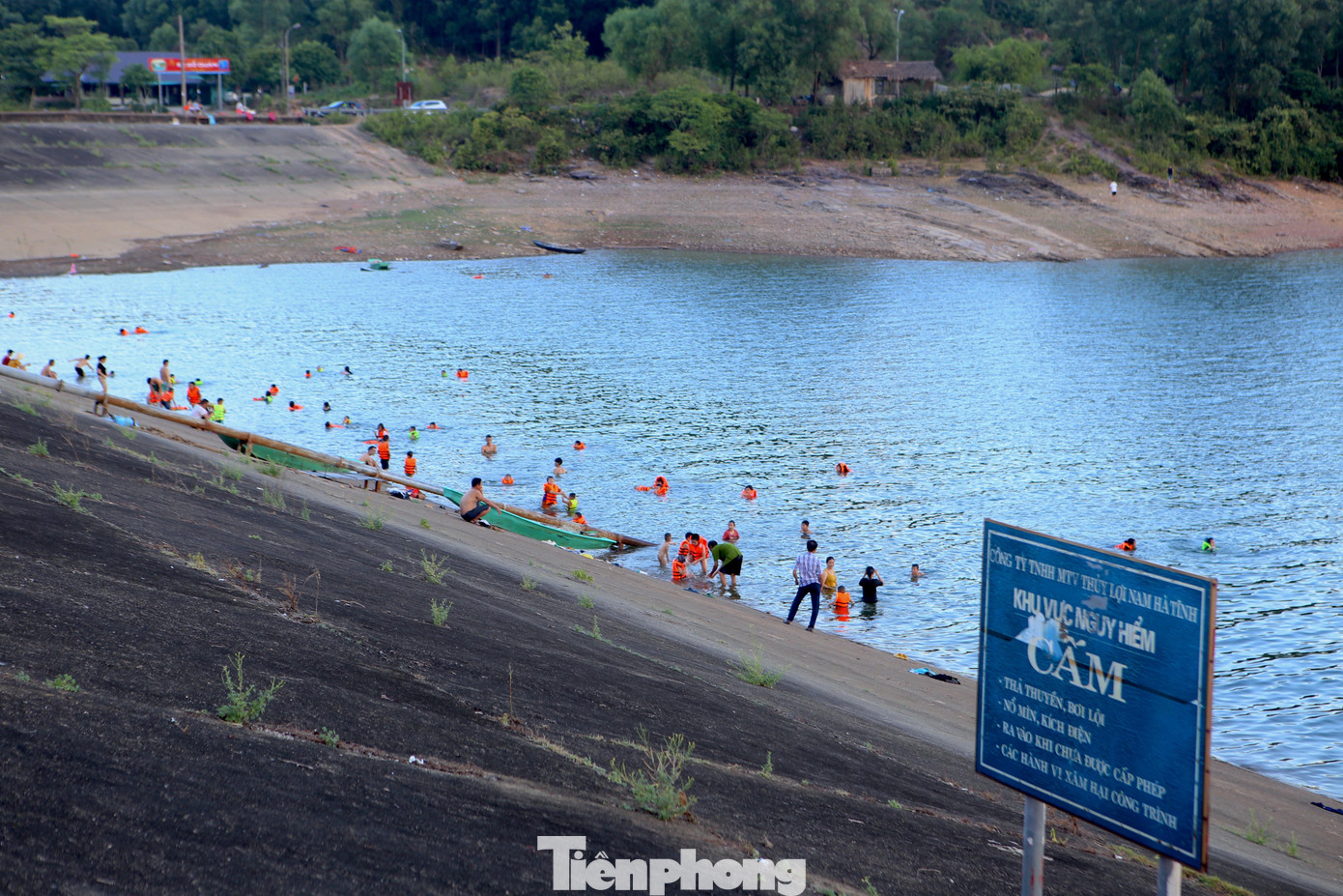 Từ khoảng 17h ngày 26/6, có nhiều người dân gồm đàn ông, phụ nữ, thanh niên, trẻ em tập trung đến hồ Kẻ Gỗ để tắm. Dọc bờ hồ có hơn 10 điểm được người dân tập trung thành từng nhóm.