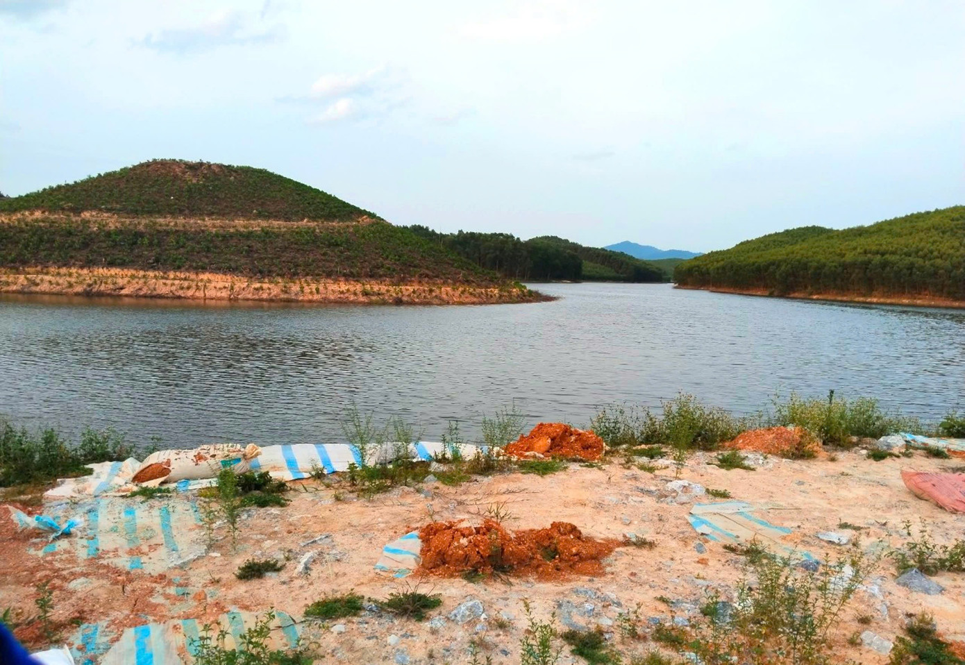 Hồ Cha Chạm xuống cấp. Hồ Cha Chạm xuống cấp.