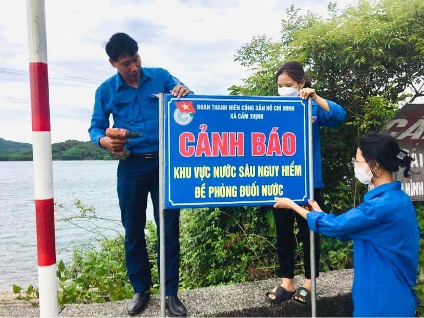 Đoàn xã Cẩm Thịnh (huyện Cẩm Xuyên) lắp đặt hệ thống cảnh báo khu vực nước sâu nguy hiểm đề phòng chống đuối nước. Đoàn xã Cẩm Thịnh (huyện Cẩm Xuyên) lắp đặt hệ thống cảnh báo khu vực nước sâu nguy hiểm đề phòng chống đuối nước.