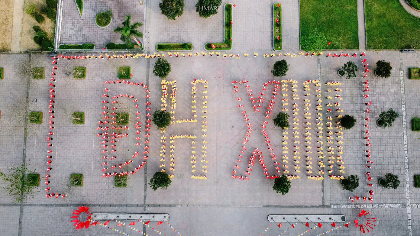 Hướng tới dịp Chào mừng Đại hội Cháu ngoan Bác Hồ tỉnh Hà Tĩnh lần thứ XIII năm 2025, hưởng ứng chương trình "Tuổi trẻ Hà Tĩnh tô thắm màu cờ" và lan tỏa tình yêu quê hương, đất nước, 100% liên đội trên toàn tỉnh với hơn 200.000 thiếu nhi Hà Tĩnh đã thực hiện màn đồng diễn xếp hình bản đồ, cờ Tổ quốc Việt Nam. Ảnh: HN