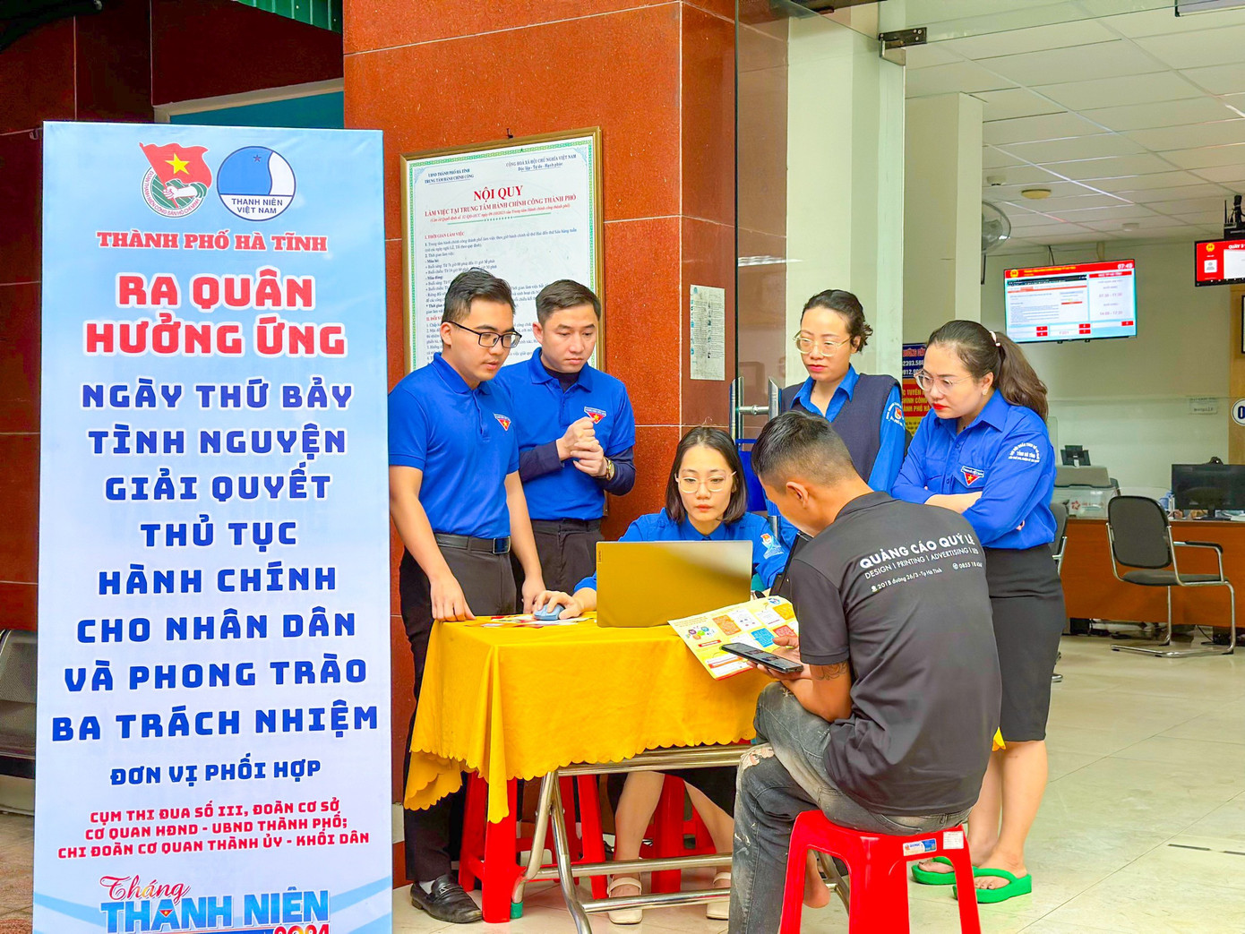 Ngày 16/3, Ban Thường vụ Tỉnh Đoàn Hà Tĩnh chỉ đạo các cấp bộ Đoàn, hội trong toàn tỉnh đồng loạt tổ chức hoạt động “Ngày thứ 7 tình nguyện giải quyết thủ tục hành chính cho nhân dân”.