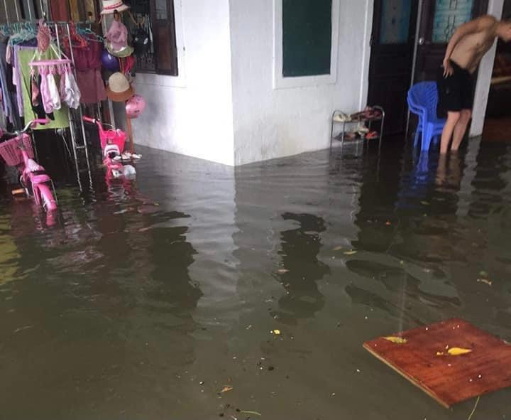 Mưa lớn nước ngập mấp mé vào nhà ở thị xã Kỳ Anh.