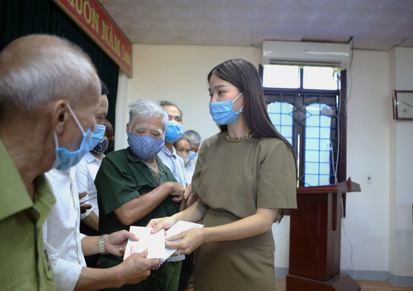 Bà Nya Chi - Tổng GĐ Công ty TNHH TM &amp; DV CSTAR trao quà tri ân cựu thanh niên xung ở Hà Tĩnh.