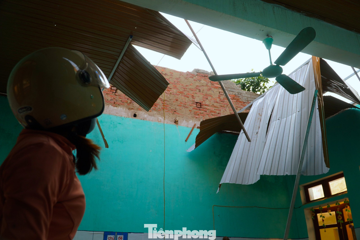 Cô Phạm Thị Mai Lan, giáo viên Trường Mầm non xã Sơn Hồng cho biết, thường ngày 6h30 cô sẽ đến trường đón trẻ, song hôm xảy ra lốc xoáy do mưa lớn, nên 7h mới đến lớp. Tuy nhiên, khi đến đã thấy toàn bộ dãy nhà gồm 5 phòng học hư hỏng nặng khi toàn bộ phần mái bị gió lật tung, tường đổ, nước chảy lênh láng. Cô Phạm Thị Mai Lan, giáo viên Trường Mầm non xã Sơn Hồng cho biết, thường ngày 6h30 cô sẽ đến trường đón trẻ, song hôm xảy ra lốc xoáy do mưa lớn, nên 7h mới đến lớp. Tuy nhiên, khi đến đã thấy toàn bộ dãy nhà gồm 5 phòng học hư hỏng nặng khi toàn bộ phần mái bị gió lật tung, tường đổ, nước chảy lênh láng.