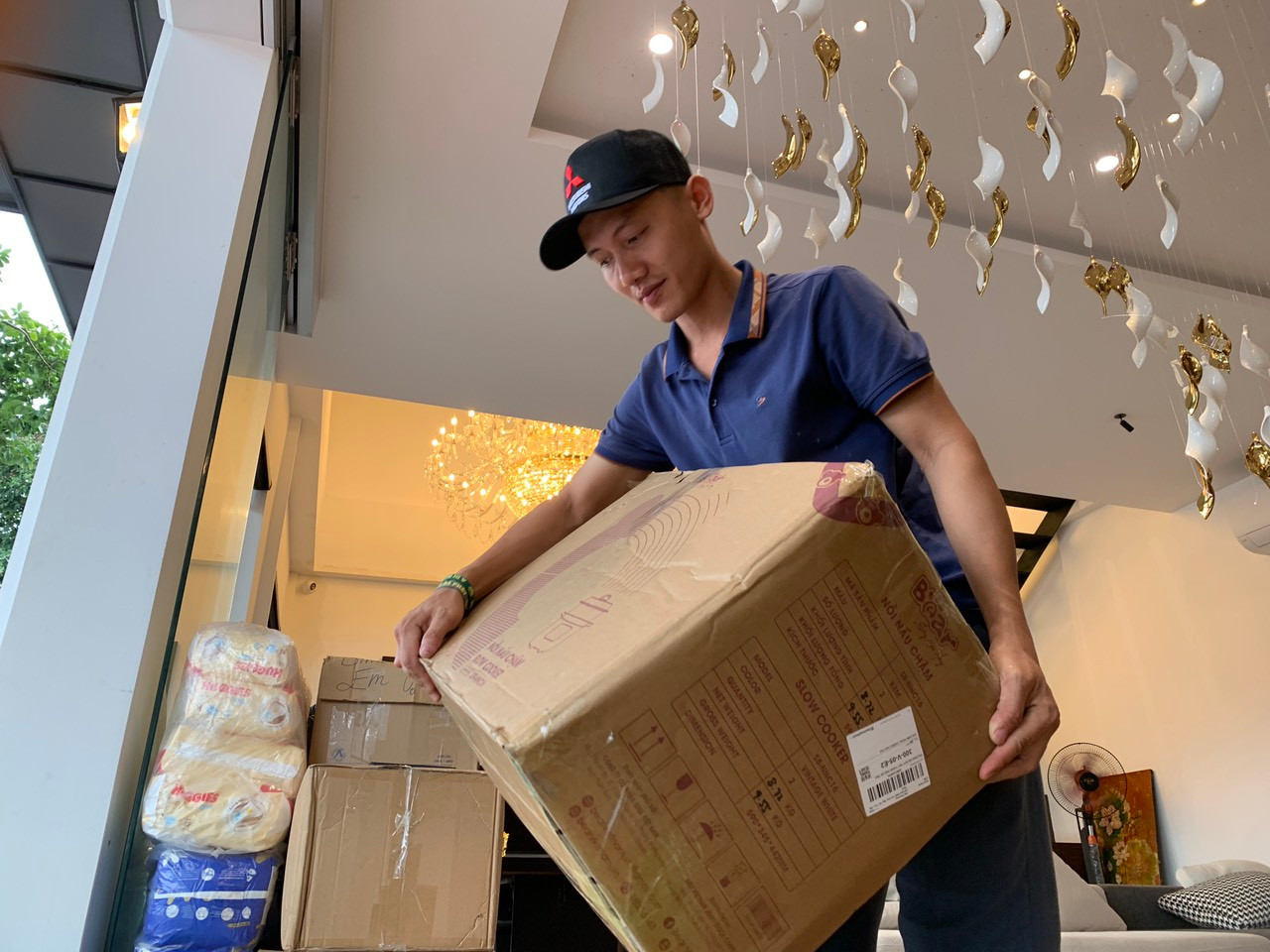 Anh Nguyễn Tất Thành dọn hàng hoá của người dân để chuẩn bị tập kết đưa ra miền Bắc.