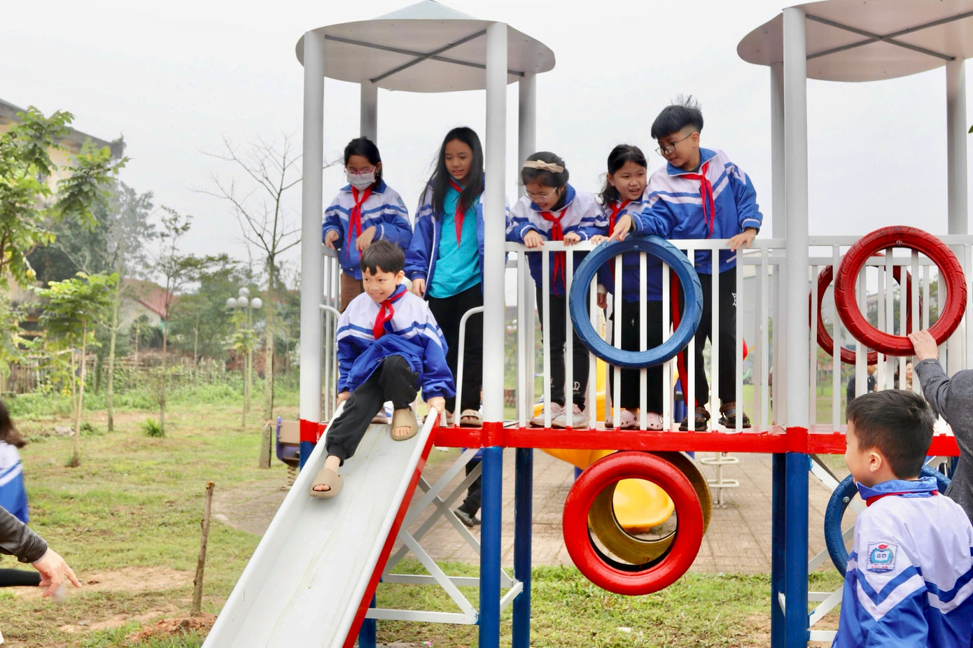 Công trình gồm 5 hạng mục vui chơi được lắp ráp từ các nguyên vật liệu tái chế như lốp xe, gỗ... và 2 biển bảng giáo dục bảo vệ môi trường sử dụng năng lượng mặt trời và trang bị các thùng rác công cộng. Công trình gồm 5 hạng mục vui chơi được lắp ráp từ các nguyên vật liệu tái chế như lốp xe, gỗ... và 2 biển bảng giáo dục bảo vệ môi trường sử dụng năng lượng mặt trời và trang bị các thùng rác công cộng.