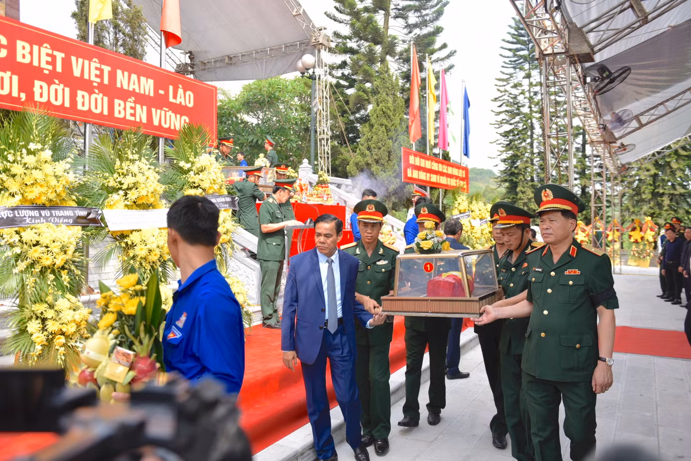 Thực hiện chủ trương của Đảng, Nhà nước về việc tìm kiếm, cất bốc, quy tập mộ liệt sỹ quân tình nguyện và chuyên gia Việt Nam hy sinh tại đất bạn Lào qua các cuộc chiến tranh, từ năm 1999 đến nay, Hà Tĩnh đã thành lập ban công tác đặc biệt, phối hợp với nước bạn Lào tìm kiếm, quy tập, cất bốc, đưa được 810 hài cốt liệt sỹ quân tình nguyện và chuyên gia Việt Nam về nước.