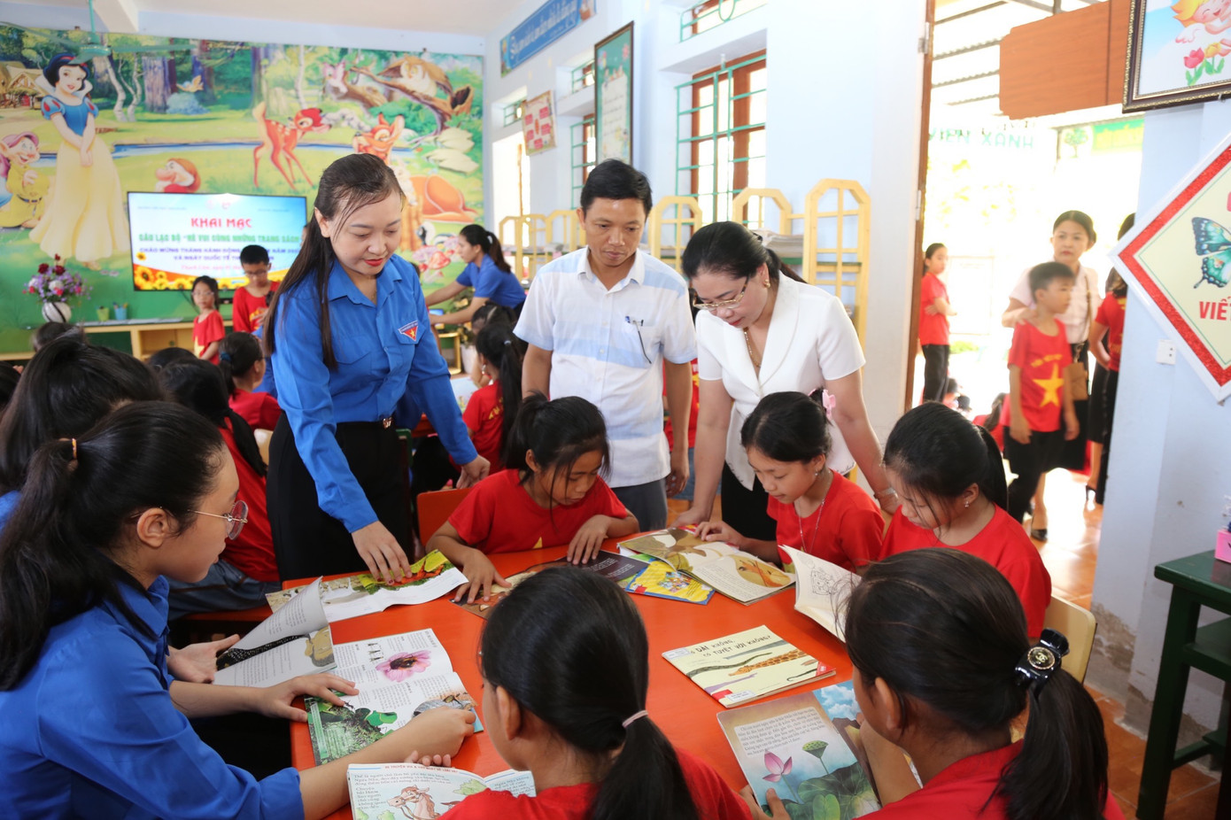 Tuổi trẻ huyện Thạch Hà phối hợp cùng Phòng GD&amp;ĐT huyện tổ chức khai giảng lớp học bơi và triển khai chương trình hè vui cùng những trang sách, các trò chơi dân gian...