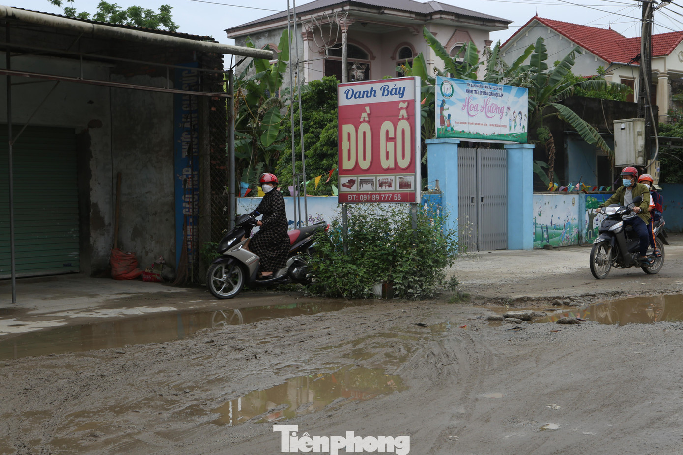 Vì đường lầy lội, “ổ gà”, “ổ voi” chi chít nên nhiều người phải luồn lách để di chuyển.