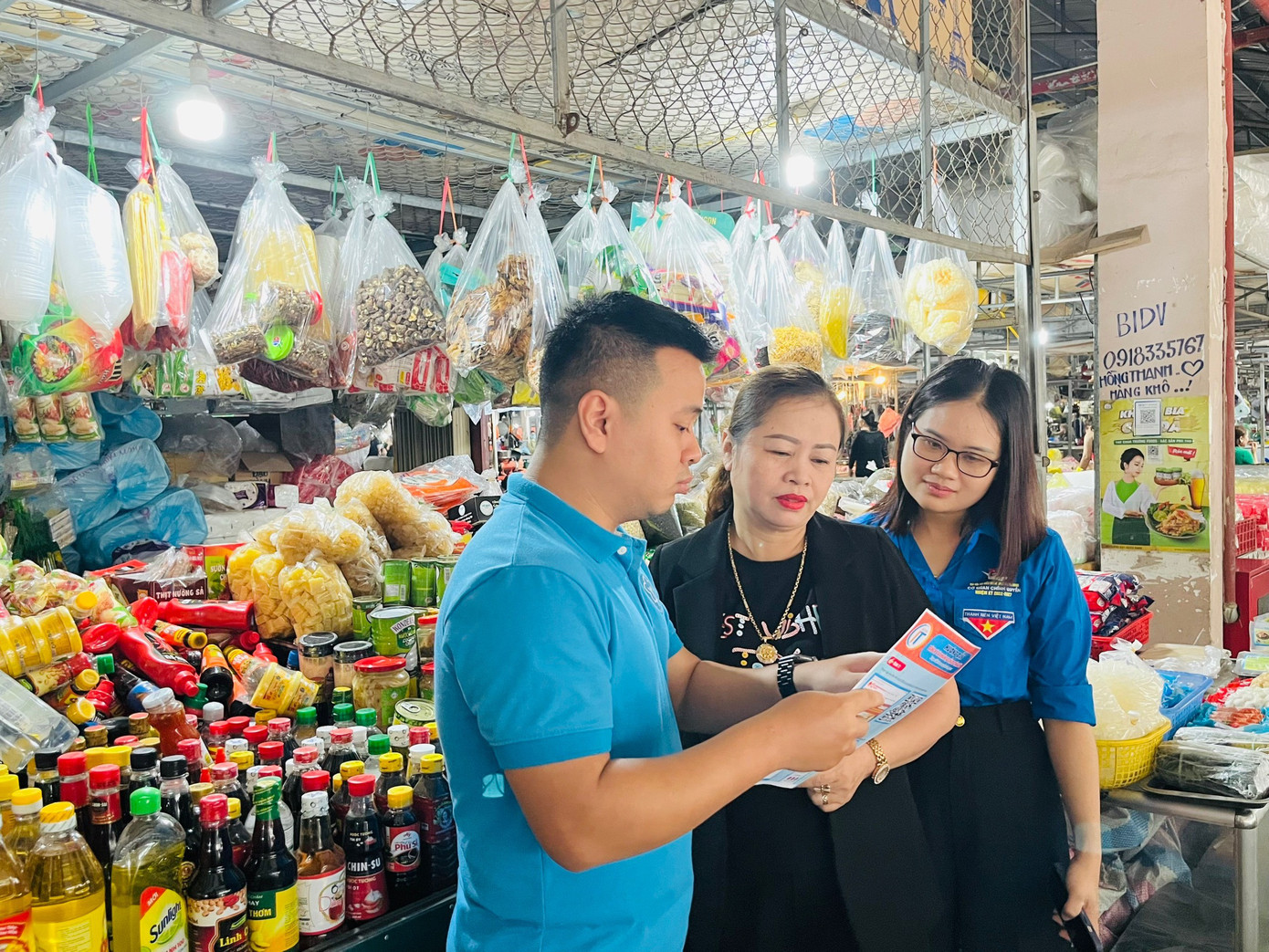 Cũng trong ngày đã trao tặng hơn 150 mã QR thanh toán điện tử cho bà con tiểu thương, 20 hệ thống pano hướng dẫn thực hiện dịch vụ công trực tuyến đặt tại bộ phận giao dịch một cửa các xã, phường, thị trấn…