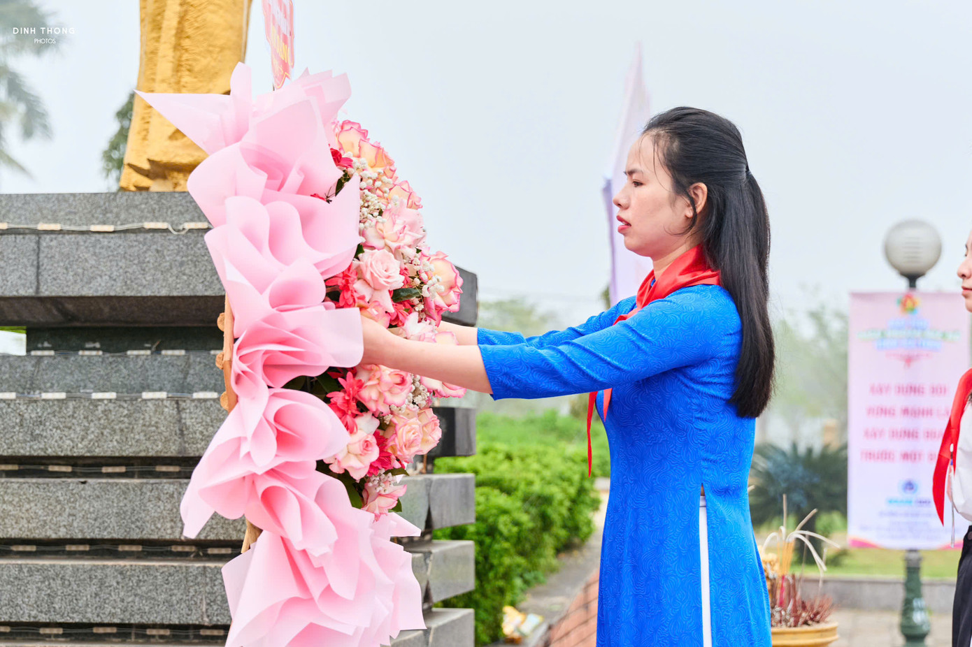 Trước giờ diễn ra đại hội, đại biểu tham dự đại hội đã dâng hương, dâng hoa trước tượng đài Anh hùng Liệt sĩ Lý Tự Trọng (huyện Thạch Hà).