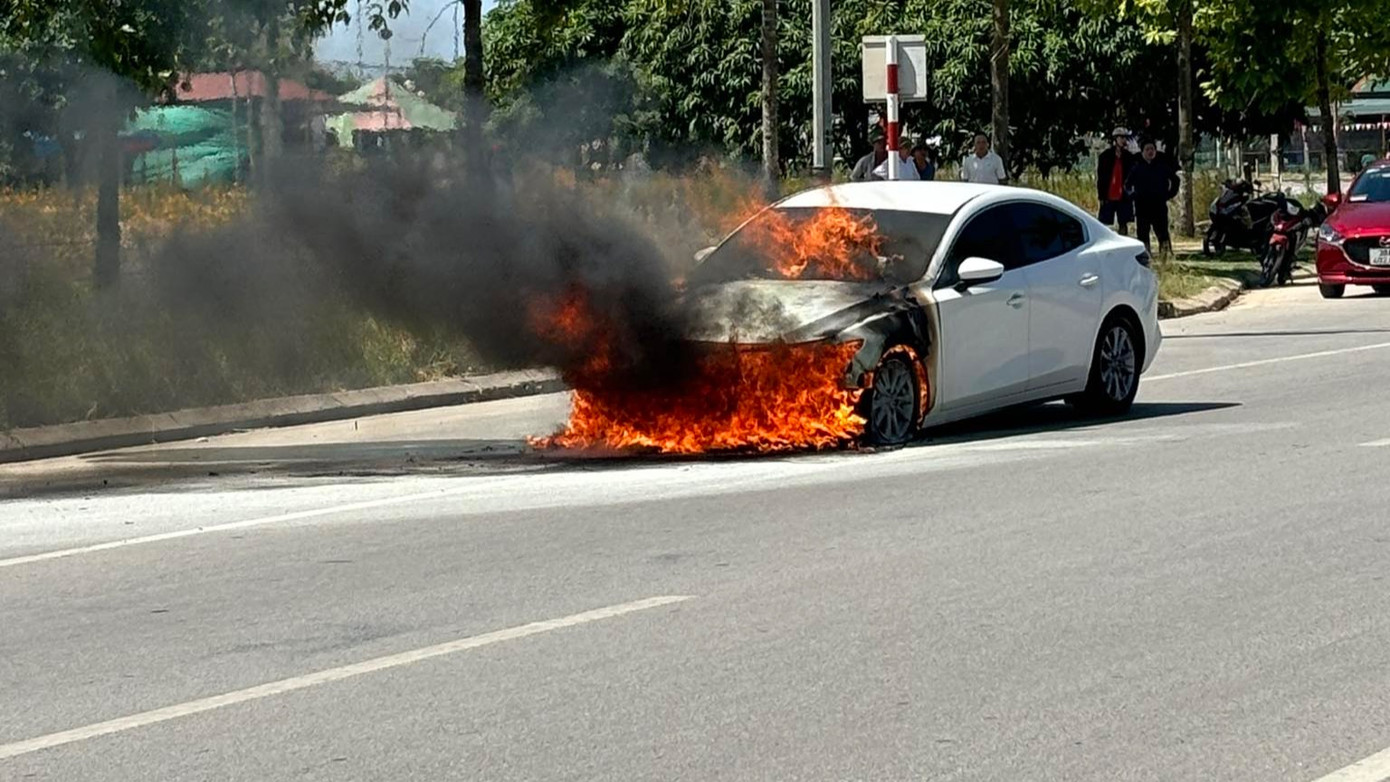 Hiện trường vụ cháy xe. Hiện trường vụ cháy xe.