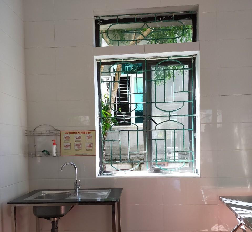 Bên trong trạm y tế xã Mai Phụ được lắp đặt hệ thống bồn nước rửa tay.