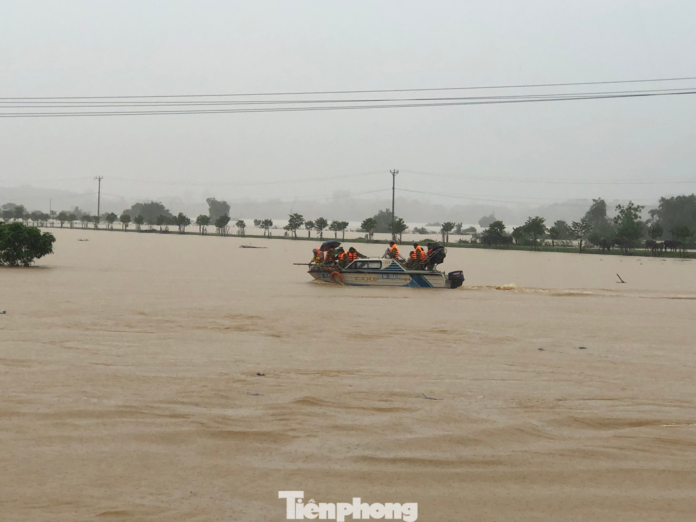 Nhiều địa phương ở huyện Hương Khê đang bị cô lập do mưa lũ.