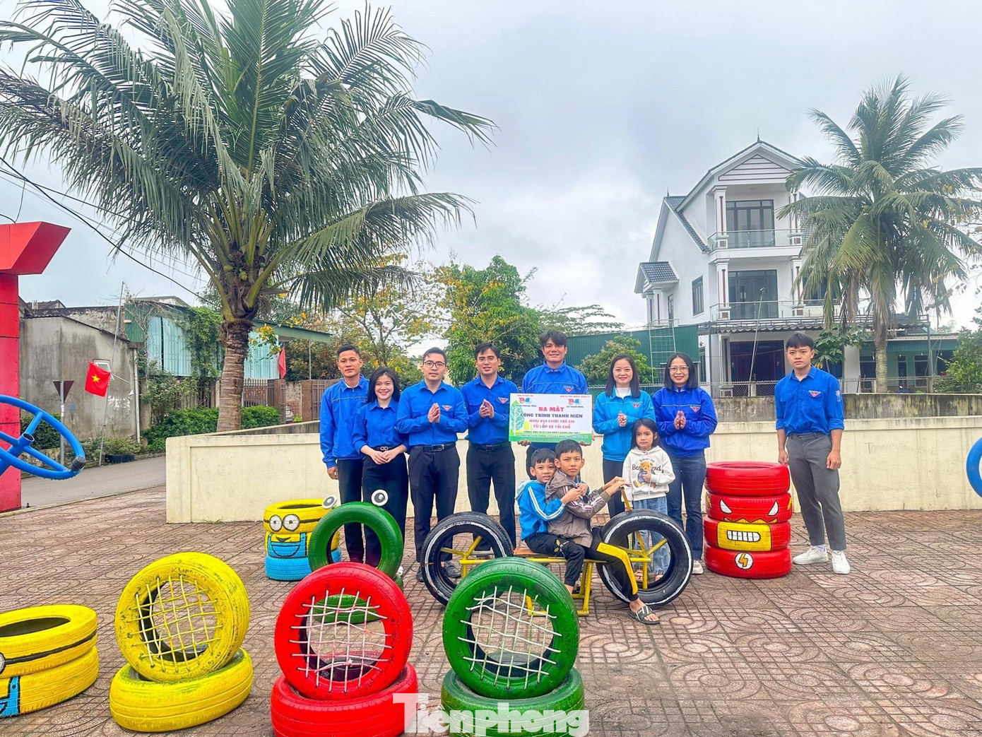 Trung tuần tháng 3, công trình “Khu vui chơi trẻ em từ lốp xe tái chế” được các bạn đoàn viên thanh niên xã Thạch Bình, thành phố Hà Tĩnh hoàn thành bàn giao đưa vào sử dụng.