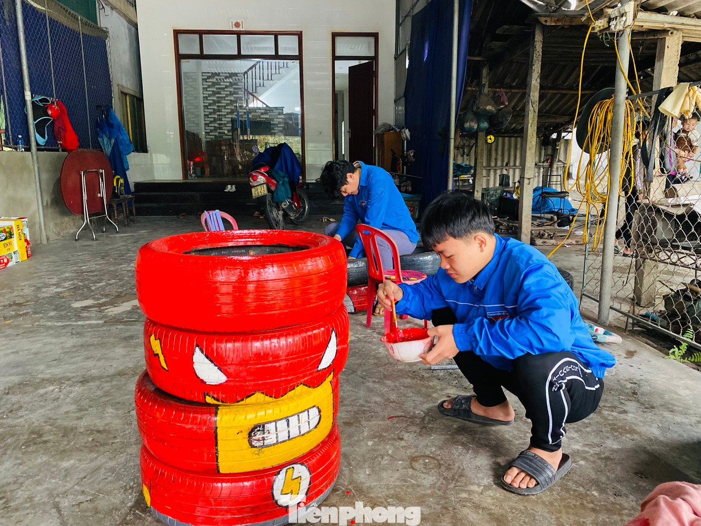 Đoàn viên thanh niên hoàn thiện những phần sơn cuối cùng để tạo ra sản phẩm phục vụ cho vui chơi thiếu nhi của trẻ em.